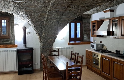 Soucheres-Basses Apartment | Finely renovated two-room apartment with typical stone vaults.