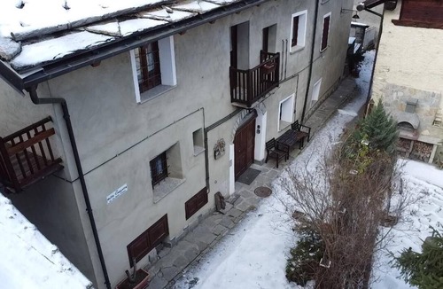 Soucheres-Basses Apartment | Finely renovated two-room apartment with typical stone vaults.