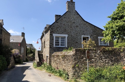 Le Minihic-sur-Rance House | Fisherman's cottage with enclosed garden 150m from the water - 120m2 (6 people)