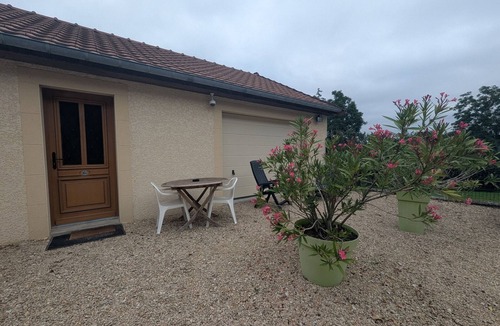 Braucourt Cottage | Comfortable studio with private outdoor space