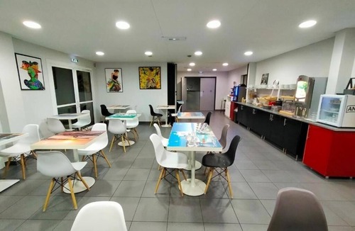 La Baule-Escoublac Hotel | French Coastal Family Stay | 2.5mi to Parc Dryades And Cycling Paths