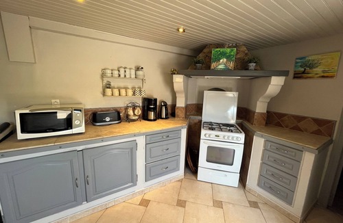 Bagnols-sur-Ceze Villa | FULLY EQUIPPED VILLA WITH SWIMMING POOL FOR 8 PEOPLE GARDEN BARBECUE BOWLING GREEN