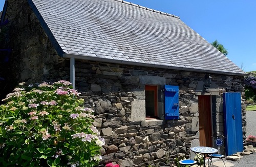 Plestin-les-Greves House | Gîte Chèvrefeuille - Pen Ar Voas: private terrace, shared garden, and Wi-Fi