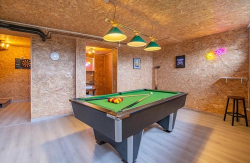 Pouzauges House | Gîte de l'Esplanade-18 min du Puy du Foù-Ventilateurs- Billard- Baby-foot-Fléchettes-Grande maison de bourg spacieuse de 200m2- Famille-Amis-Groupe