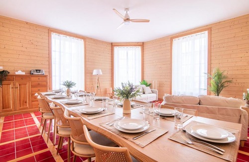 Pouzauges House | Gîte de l'Esplanade-18 min du Puy du Foù-Ventilateurs- Billard- Baby-foot-Fléchettes-Grande maison de bourg spacieuse de 200m2- Famille-Amis-Groupe