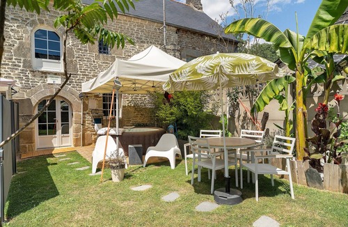 Trefumel House | Gîte Des Faluns: SPA, Massages, Private Terrace, Garden, Wi-Fi in Tréfumel, Brittany