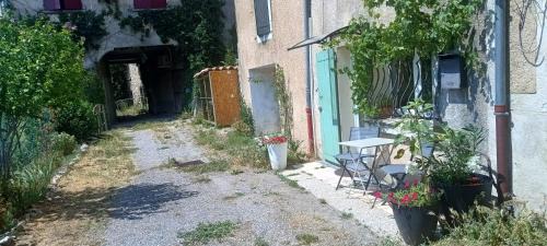 Saint-Jurs Apartment | Gîte Des Jardins
