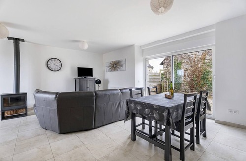 Jugon-les-Lacs-Commune-Nouvelle House | Gîte des Lacs – Le Noisetier: shared pool, sauna & jacuzzi, private terrace, Wi-Fi