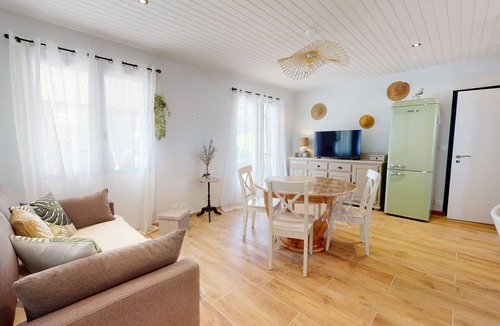 Bretignolles-sur-Mer Ski Chalet | Gîte du Safran (sleeps 5–7) - Veranda, Beach 1 km away