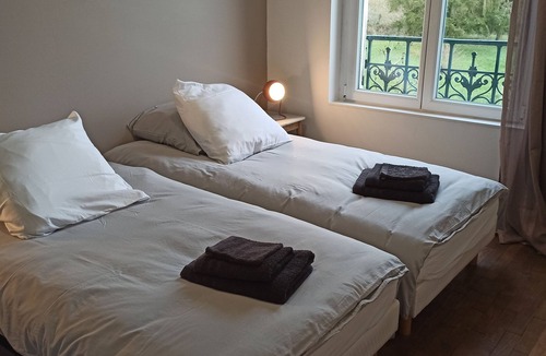 Belleville-sur-Meuse Apartment | Gîte LE FRANCAIS: meublé 3 étoiles, 2 chambres, GARAGE et JARDIN, CLIMATISATION