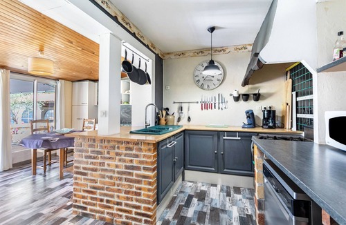 Ploumagoar House | Gîte les 3 pins: Family or Group Cottage near Guingamp