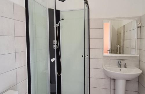 Lacroix-sur-Meuse Apartment | Gîte lumineux 2-4 pers. avec terrasse et restaurant sur place - FR-1-585-92
