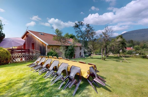 Taintrux Cottage | Gîte “Terrasse”: Mountain View, Private Terrace & Wi-Fi
