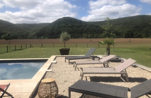 Andressac House | Gîtes de France® - La Grange du Méandre with massage area