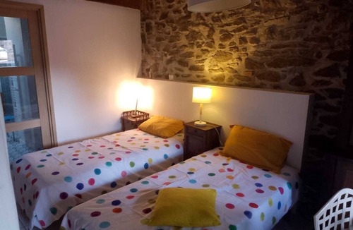 Le Minihic-sur-Rance Bed & Breakfast | Garel's guest room with private bathroom, 25 m²