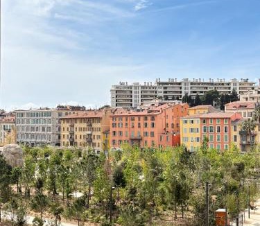 Riquier Apartment | Garibaldi 2 Bedrooms, 2 Bathrooms, AC