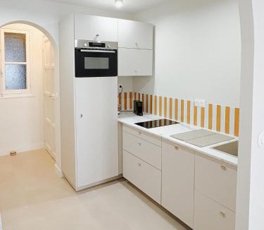Riquier Apartment | Garibaldi 2 Bedrooms, 2 Bathrooms, AC