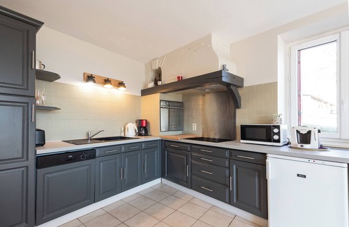 Ouzous House | Gîte d'Ayzi – Charming Rental with Panoramic Views, Ideal for Families or Friends, 15 Minutes from Lourdes