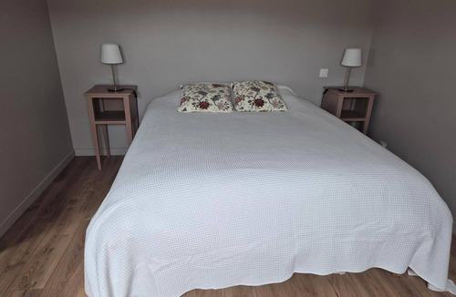 Broons Apartment | Gîte de la Planchette with swimming pool near leisure area, campsite and pond