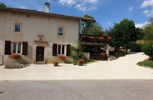 Pettonville House | Gîte de la Verdurette: Tranquil Stay in the Countryside