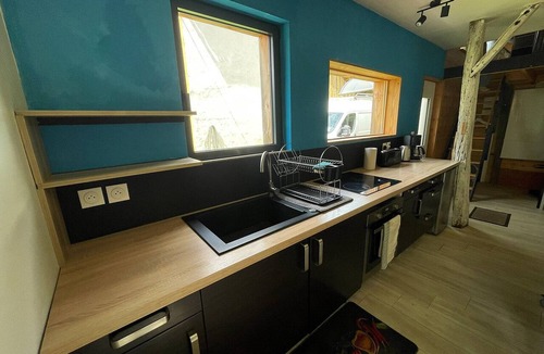 Sainte-Christie-d'Armagnac Ski Chalet | Gîte du Pin endormi - wooden cabin with a deck in a wooded setting