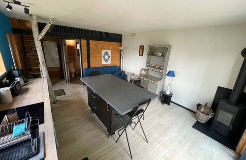 Sainte-Christie-d'Armagnac Ski Chalet | Gîte du Pin endormi - wooden cabin with a deck in a wooded setting