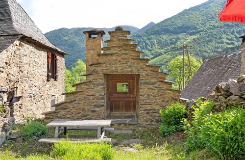 Sentein House | Gîte “La Grange De Claude” with Mountain View and Private Garden