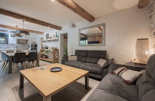 Orgeix House | Gite - La grange Tima: Spacious House with Mountain Views for Groups