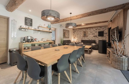 Orgeix House | Gite - La grange Tima: Spacious House with Mountain Views for Groups