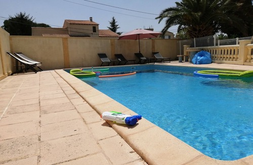 Meynes House | Gite La Vie Est Belle, near the Pont du Gard, Nimes, Avignon, Uzes, Arles and A9