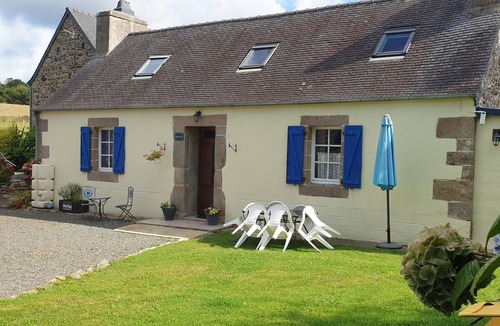 Plestin-les-Greves House | Gîte Lavande - Pen Ar Voas Gîtes with Private Terrace, Shared Garden and Wi-Fi