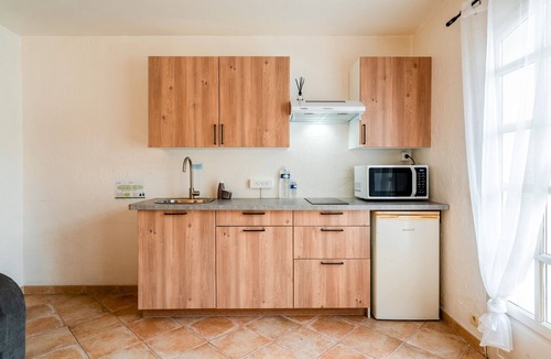 Cabannes House | Gîte 'Le Gite Au Coin Du Feu' with Private Terrace, Wi-Fi and Air Conditioning