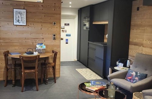 Jougne Apartment | Gîte Le Mont Rexd'Or, 2 steps from Switzerland, fully equipped with home cinema!