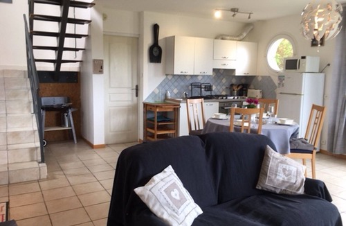 Tredrez-Locquemeau Cottage | Gite with garden by the sea