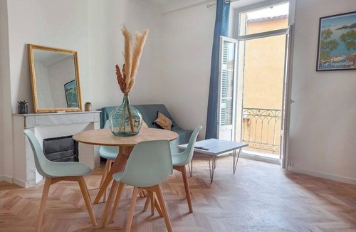 Hyeres City Centre Apartment | Golden light - Elegant central studio