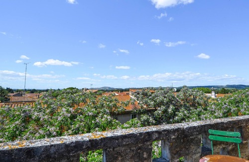 Aramon House | Gorgeous home in Aramon with kitchen