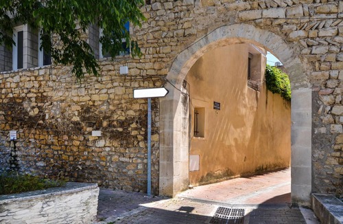 Aramon House | Gorgeous home in Aramon with kitchen
