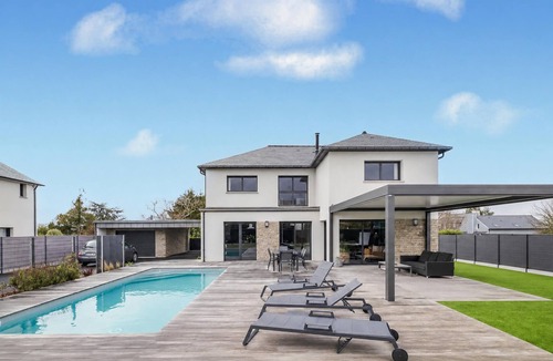 Dinard House | Gorgeous home in Dinard with private swimming pool, can be inside or outside