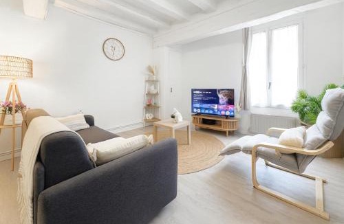 Donnemarie-Dontilly Apartment | Grace Even's Loft - Charme Médiéval & Confort Moderne - Wi-Fi Fibre, Netflix & Cuisine Équipée - Séjour Idéal en Duo ou Solo