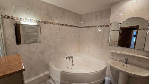 Bagneres-de-Bigorre Apartment | Grand Appart avec loggia - centre ville - thermes - aquensis - parking privé