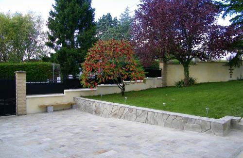 Joigny Apartment | Grand appartement dans villa avec parking quartier résidentiel