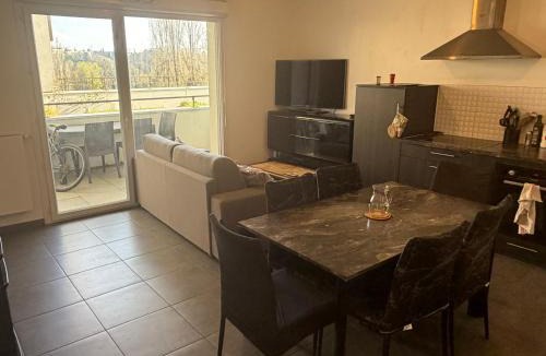 Saint-Rambert Apartment | Grand T2 avec terrasse au calme, Lyon