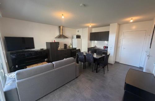 Saint-Rambert Apartment | Grand T2 avec terrasse au calme, Lyon