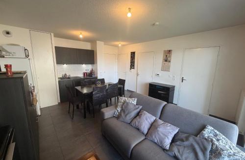 Saint-Rambert Apartment | Grand T2 avec terrasse au calme, Lyon