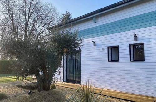 Neant-sur-Yvel House | Green room on ground floor 1 with bathroom in attractive wooden house