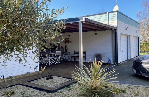 Neant-sur-Yvel House | Green room on ground floor 1 with bathroom in attractive wooden house
