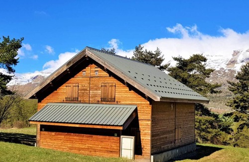 La Joue du Loup Apartment | Ground floor, view mountain, swimming pool, terrace, parking, tv, ski locker, 25m², La Joue du Loup