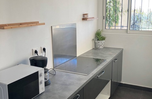 Rochefort-du-Gard Apartment | Ground floor in the hills