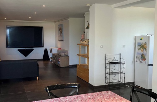 Rochefort-du-Gard Apartment | Ground floor in the hills