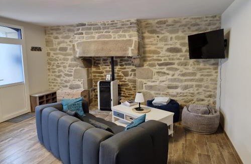 Guerlesquin House | Guerlesquin village house with garden